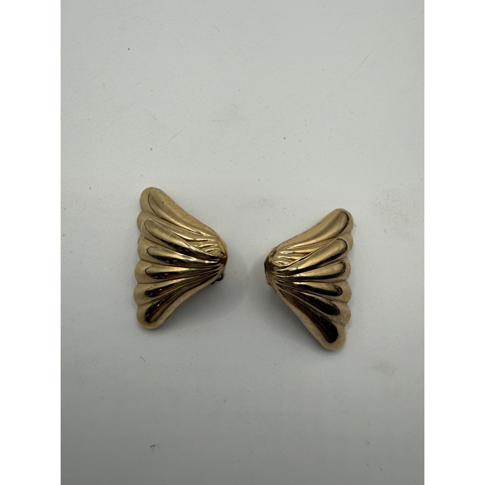 Vintage Gold Tone Ribbed Fan Wing Statement Clip On Earrings 1980s Retro Jewelry